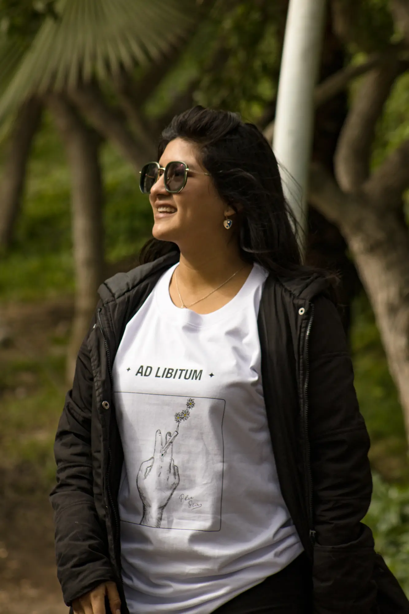 Retrato de modelo Plusia en un entorno natural