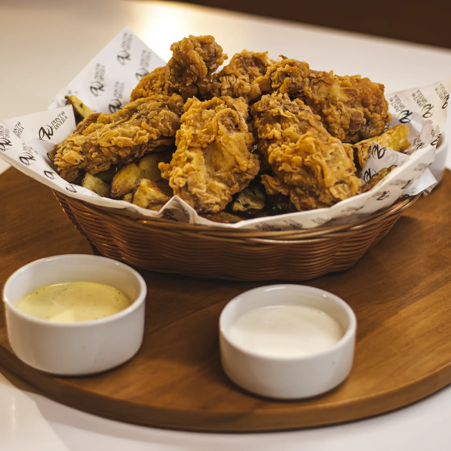 Pollo broaster presentado en mesa