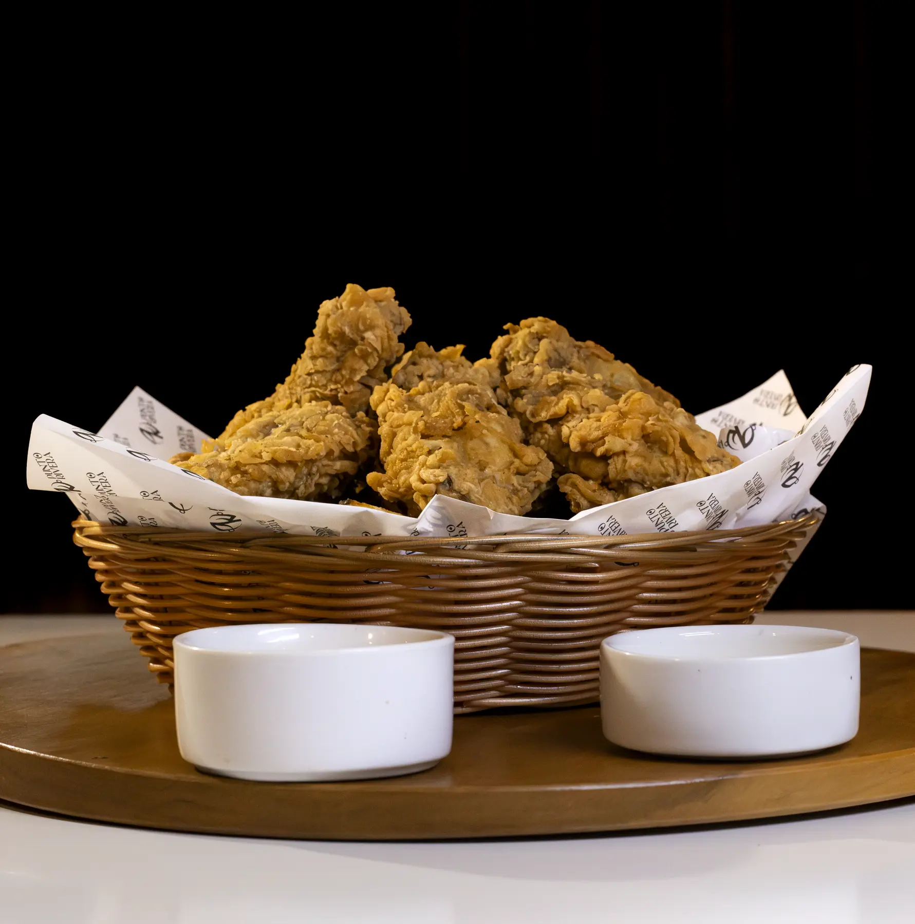 Pollo broaster con iluminación cálida