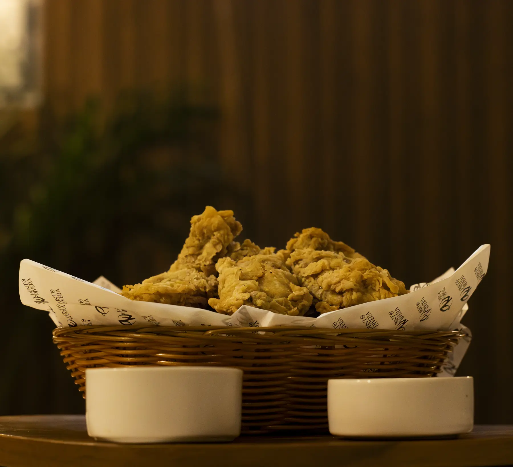Canasta de pollo broaster en ambiente de restaurante