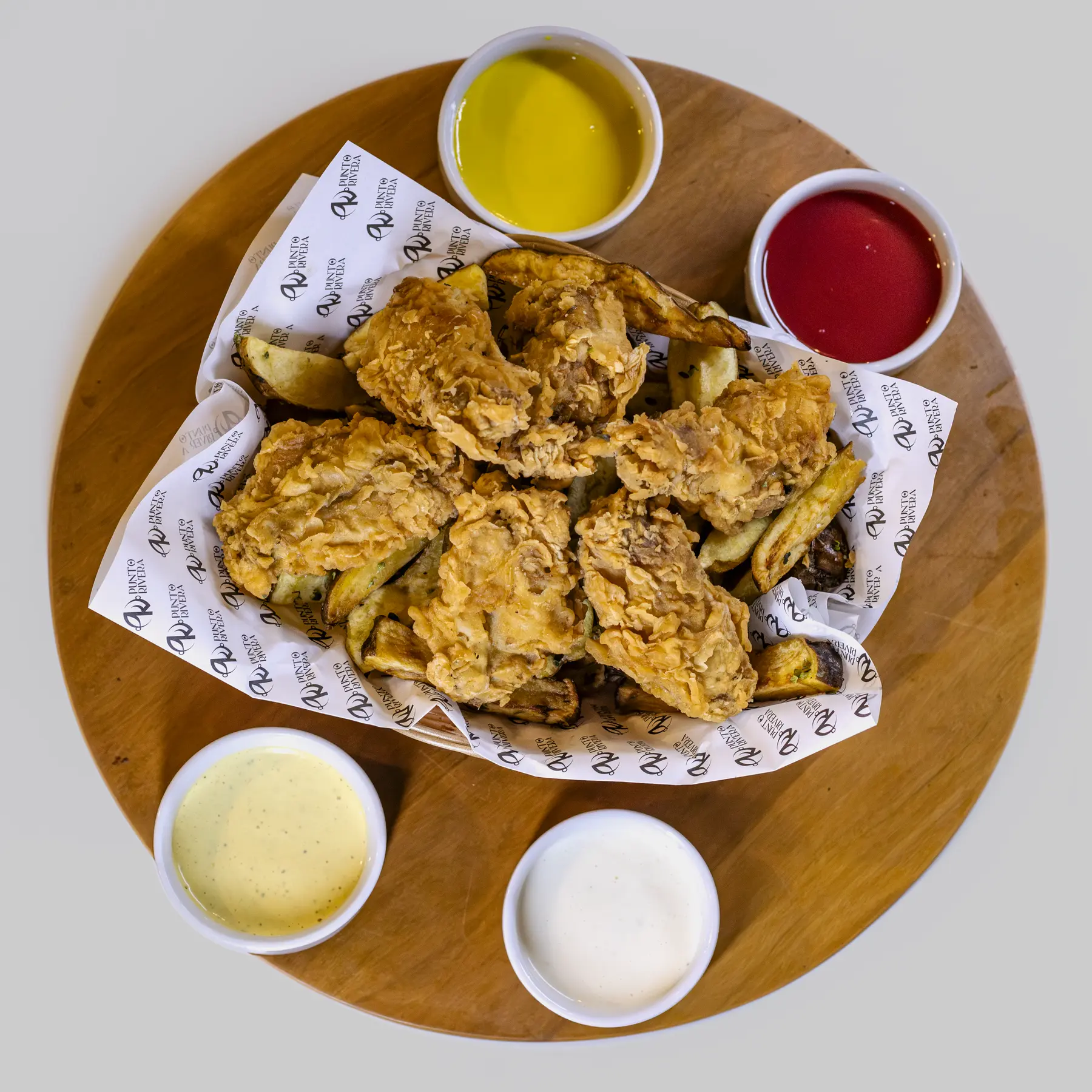 Vista cenital de pollo broaster