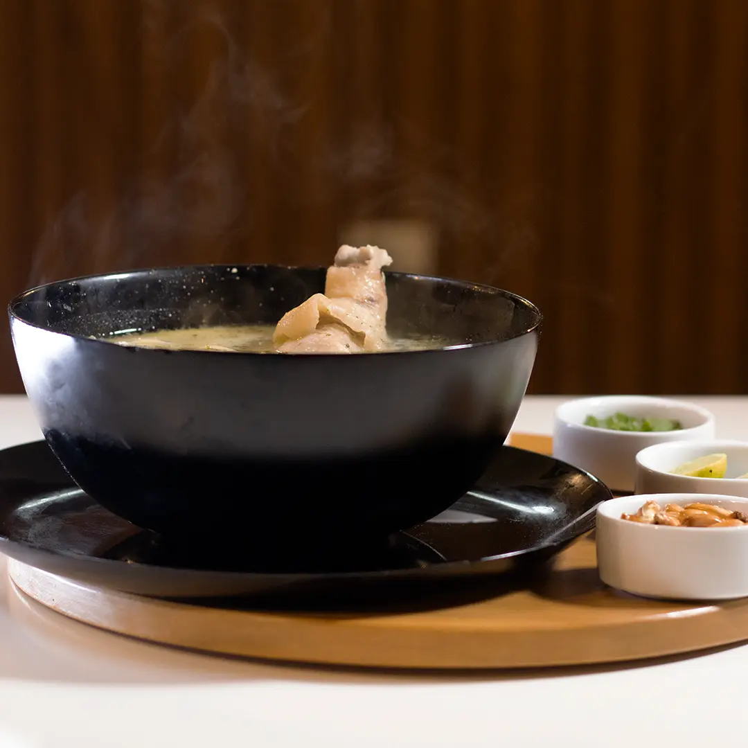 Sopa servida con acompañamientos