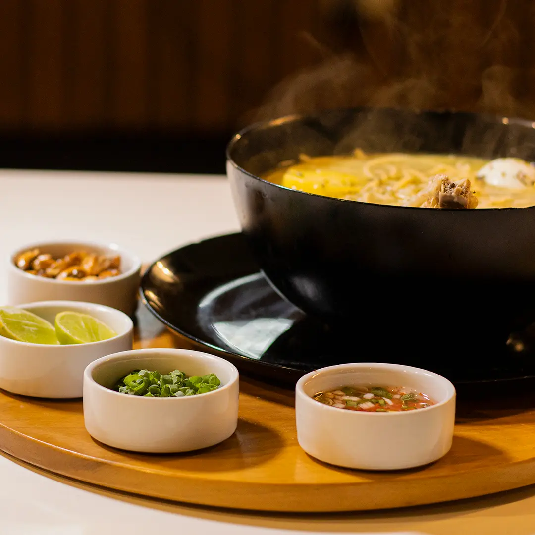 Sopa caliente presentada en mesa